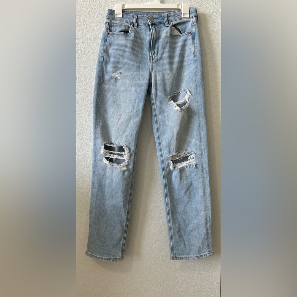 American Eagle Outfitters Light Blue Distressed Mom Straight  Jeans size 4